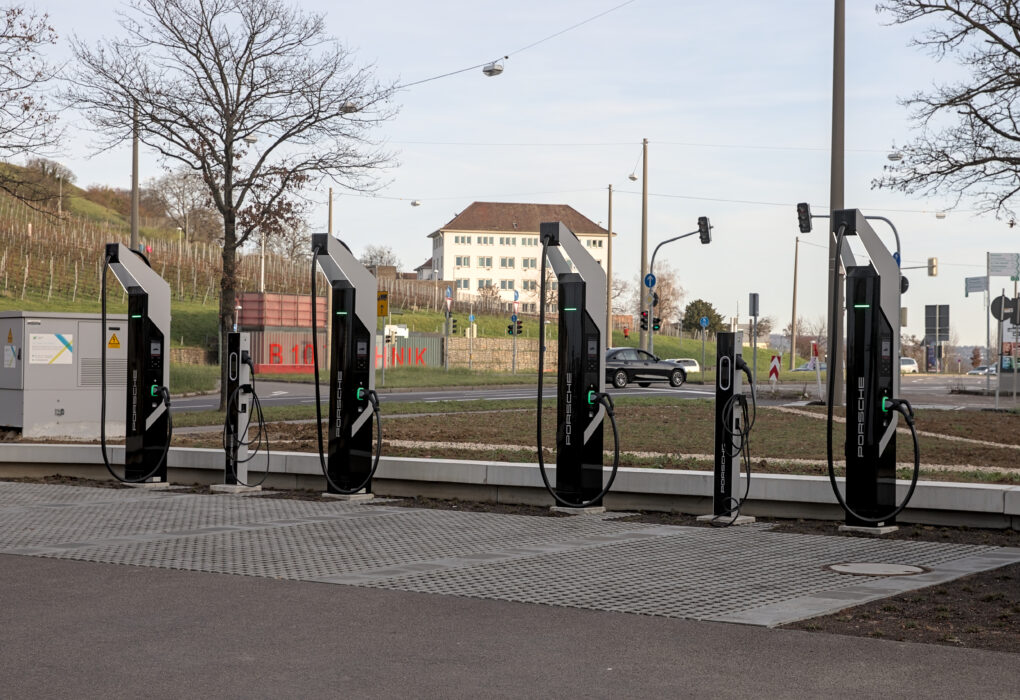 Електромобил на зарядна станция - съвети за EV батерия в жегите