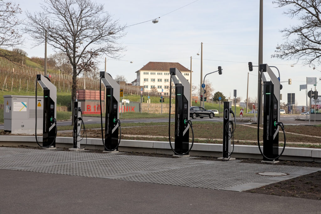 Електромобил на зарядна станция - съвети за EV батерия в жегите
