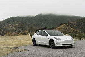 Електромобил Tesla на пътя