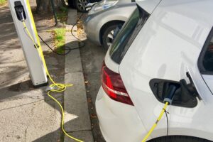 Електромобил на зарядна станция при проверка на батерия преди покупка